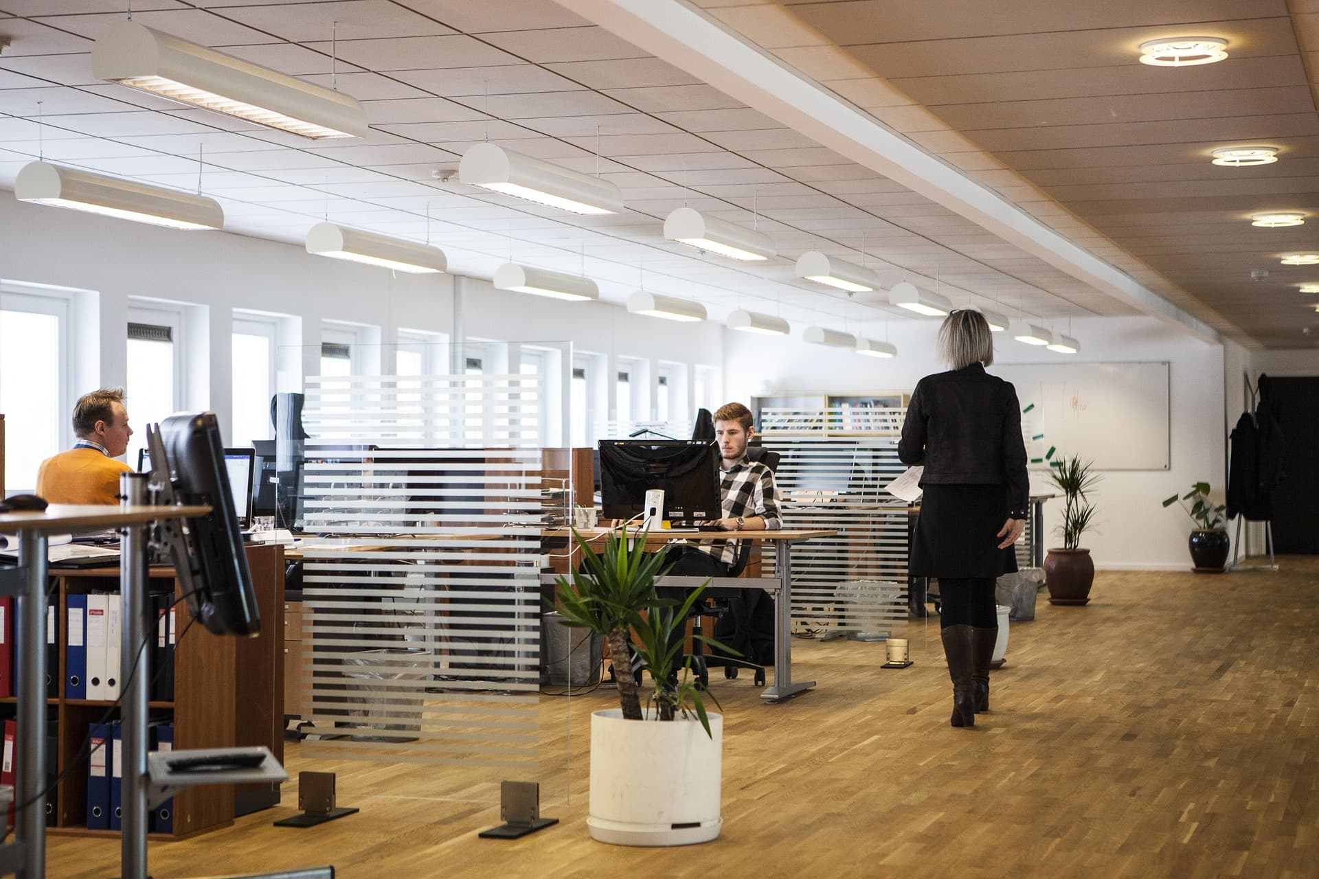 Business-Umfeld: Arbeitsplatz mit Laptop und Unterlagen